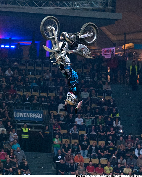 Hannes Ackermann | Cliffhanger Backflip